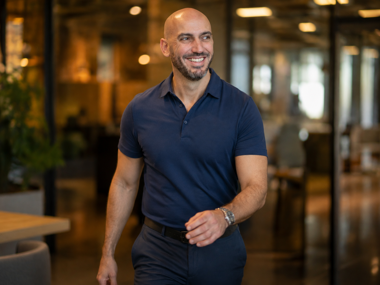 Xavier Ferrer marchant dans un établissement scolaire